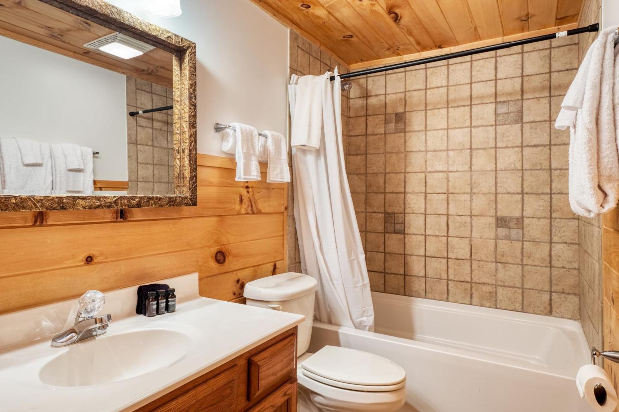Chestnut By Avantstay Mountain Cabin W Treetop Views Hot Tub Game Room Гетлинбург Екстериор снимка